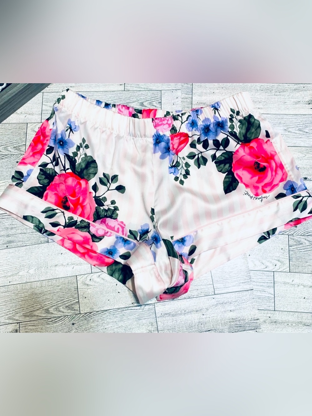 ❤️💲 $1 CLOSET! • Victoria's Secret Pink Floral Satin Shorts • - Picture 2 of 5